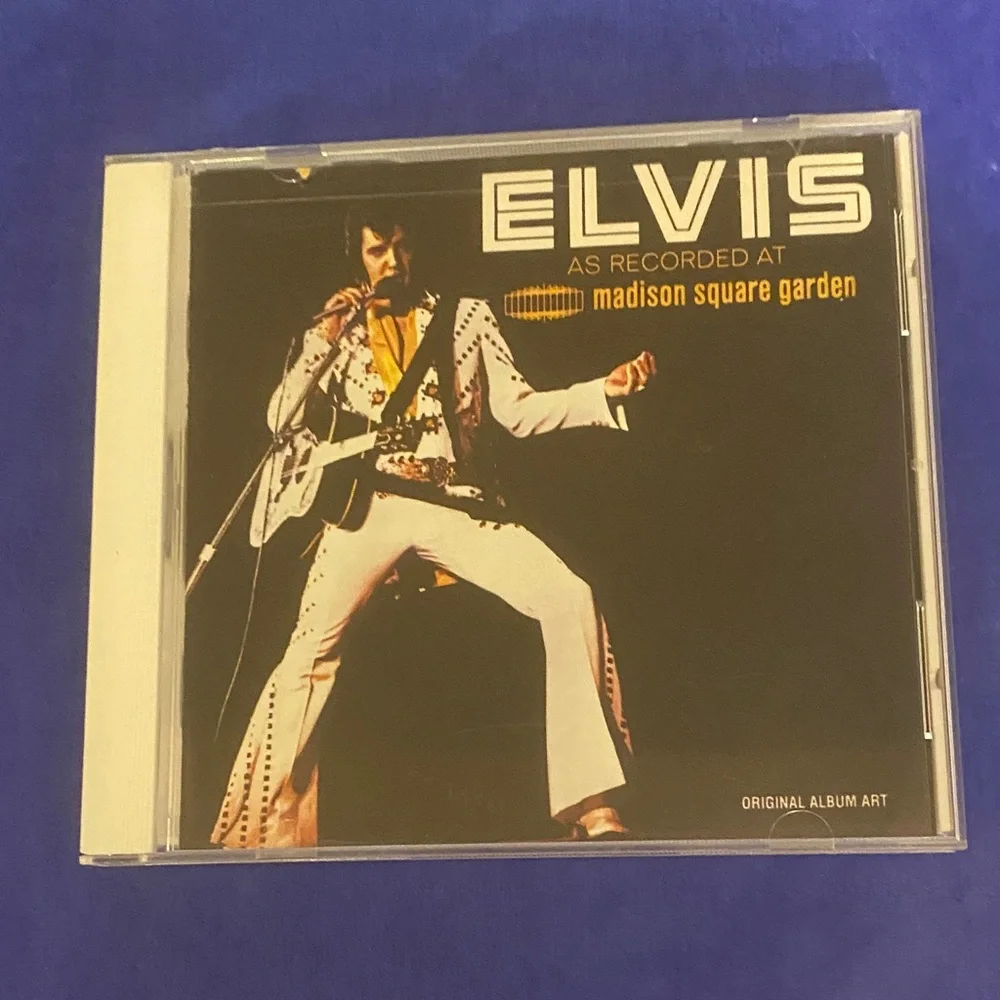 Elvis Presley CD - Picture 1 of 3